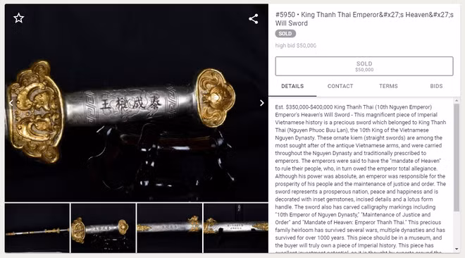 "Kiếm được trang trí bằng đá quý, khắc chạm với chi tiết tinh xảo và có tay cầm hình hoa sen. Thanh kiếm cũng khắc chữ thư pháp đánh dấu, bao gồm chữ "Vị vua thứ 10 của nhà Nguyễn", "Duy trì Công bằng và Trật tự" và "Lệnh trời: Vua Thành Thái".