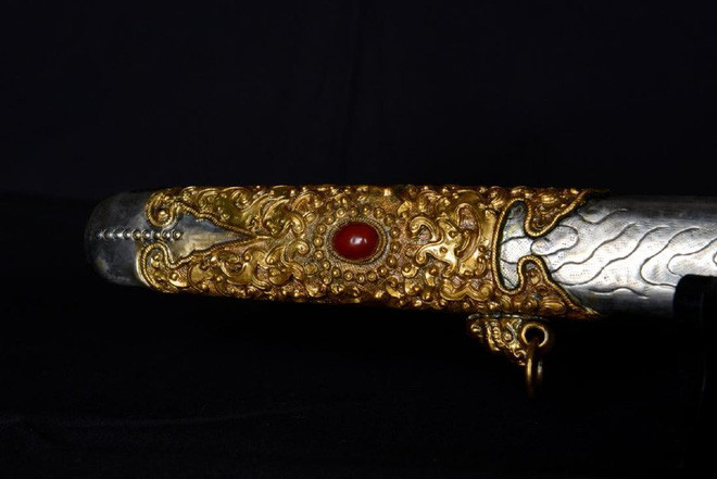 Vật gia truyền quý giá này đã tồn tại qua nhiều cuộc chiến tranh, nhiều triều đại và tồn tại hơn 1.000 năm. Tuy nhiên, các thông tin này khiến nhiều người nghi ngờ bởi thiếu thông tin kiểm chứng về độ xác thực của thanh kiếm.