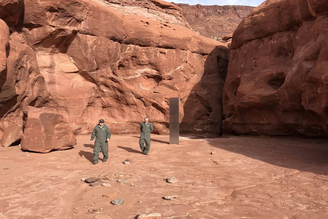 Trụ kim loại bí ẩn: Một trụ kim loại bí ẩn được tìm thấy tại sa mạc bang Utah, Mỹ. Khối kim loại sáng bóng cao 3 m đứng sừng sững giữa những khối đá đỏ. Các quan chức địa phương phát hiện khối trụ loại bí ẩn trong lúc kiểm đếm cừu từ máy bay. Hiện vẫn chưa rõ ai đã đặt khối kim loại bí ẩn này ở đó. 