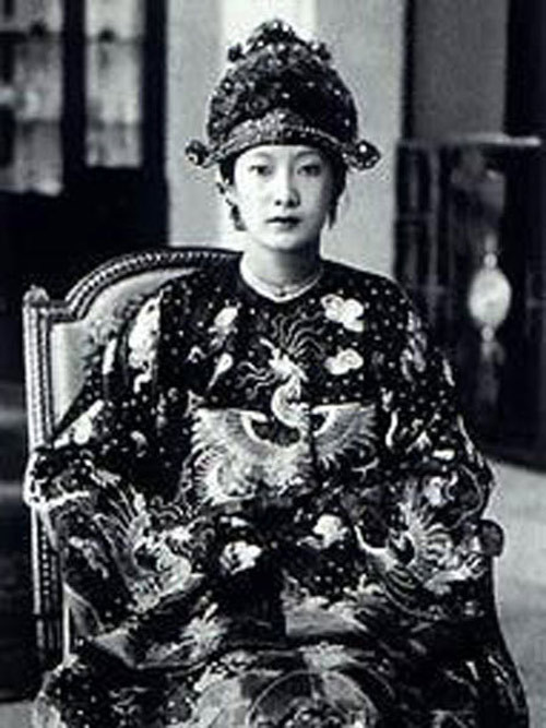 Thực tế, Nam phương Hoàng hậu rất đau khổ vì chồng trăng hoa song bà vẫn giữ niềm kiêu hãnh. Ông Phạm Khắc Hòe, cựu Đổng lý ngự tiền văn phòng của hoàng đế Bảo Đại, kể lại rằng, khi Bảo Đại ra Hà Nội có nhờ ông về Huế gửi cho vợ một bức thư xin tiền. Bà Nam Phương nhận thư, đọc xong nét mặt buồn buồn, nước mắt như muốn trào ra.