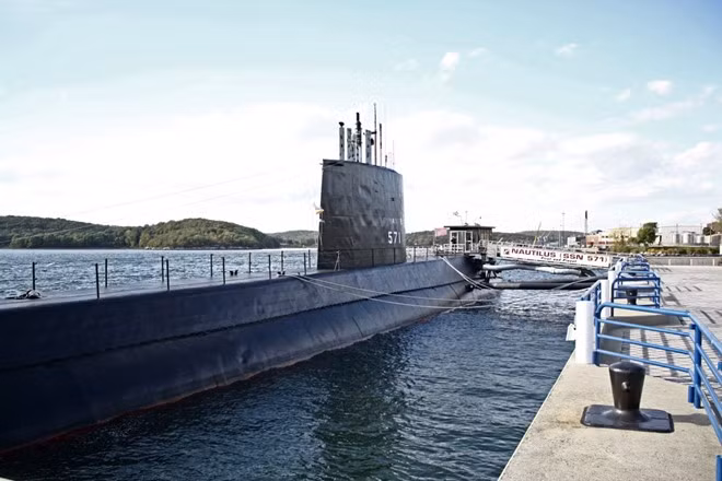 Bảo tàng lớn nhất tại căn cứ New London là tàu USS Nautilus. Đây là tàu ngầm hạt nhân đầu tiên của thế giới, và cũng là tàu đầu tiên đến Bắc Cực.