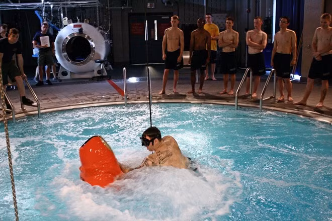 Ở giai đoạn 2 của khóa tập huấn, các học viên đến một bể nước sâu 37 m, tương đương với điều kiện thực mà một thủy thủ sẽ đối mặt khi tìm cách thoát khỏi tàu ngầm nếu sự cố xảy ra. Họ phải bơi từ đáy hồ lên mặt nước với vận tốc hơn 180 m/phút (10,8 km/h).