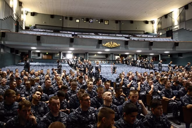 Khoảng 6.500 thủy thủ và 2.000 chuyên viên dân sự cùng các nhà thầu của hải quân đang làm việc tại căn cứ New London.