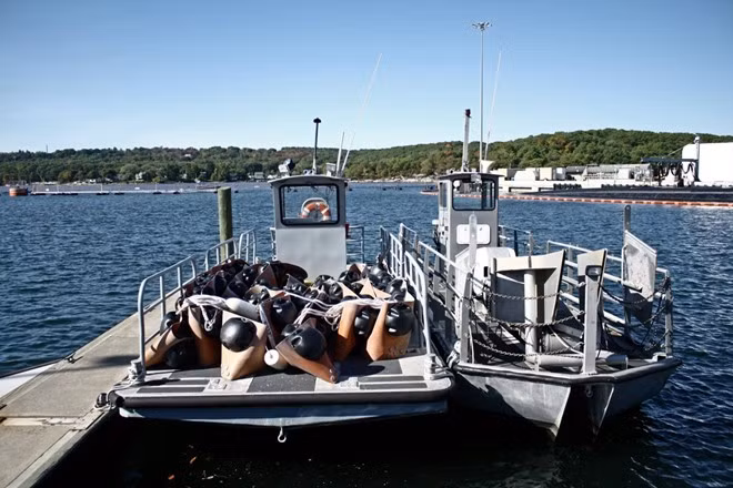 Hoạt động của ban quản lý New London diễn ra liên tục và không ngừng nghỉ. Đây là cơ quan điều phối lưu thông của các tàu vào hoặc rời cảng, giám sát hoạt động ở các khu bảo trì và sửa chữa tàu.Hải quân Mỹ đặc biệt lưu tâm để tránh tình huống các vật liệu độc hại gây ô nhiễm nguồn nước xung quanh. Một đội tàu và các chuyên viên luôn túc trực để sẵn sàng phản ứng nếu tràn dầu xảy ra, dù đây là những sự cố rất hiếm.