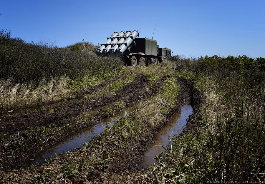 Xe bệ phóng có thể bố trí ở địa hình có vật cản tự nhiên và nhân tạo che khuất hướng bắn mà vẫn có thể tác chiến bình thường, đồng thời sẽ khó bị địch tấn công từ biển và từ trên không. Xe bệ phóng có thể đậu sát vật cản cao, và nhờ tên lửa được phóng nghiêng nên có thể ngụy trang cẩn thận xe bệ phóng từ bên trên. Ảnh: xe phóng tự hành của tổ hợp Bal lắp 4 đạn tên lửa Kh-35 Uran chứa trong thùng kín ở trạng thái chiến đấu.