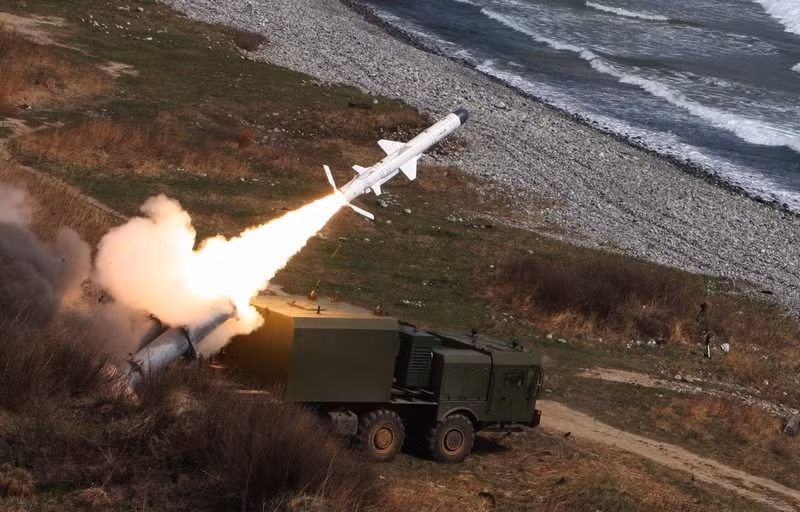 Đạn tên lửa Kh-35 dành cho tổ hợp tên lửa bờ Bal có khả năng đánh chìm tàu chiến cỡ 5.000 tấn, tốc độ hành trình cận âm nhưng có khả năng bay ở độ cao cực thấp 5-10m (khi tấn công mục tiêu thì độ cao hạ đến 3-5m), lắp đầu nổ nặng 145kg. Ảnh: đạn tên lửa Kh-35 rời bệ phóng tổ hợp tên lửa bờ Bal.