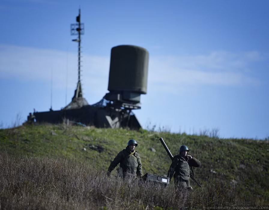 Trong ảnh là xe điều khiển và thông tin của tổ hợp tên lửa Bal đặt bên bờ biển. Theo tài liệu Nga, một tiểu đoàn (tương đương hệ thống) gồm: hai xe điều khiển; bốn xe phóng tự hành (lắp 8 quả đạn trong thùng phóng kín); bốn xe chở đạn và một xe thông tin.