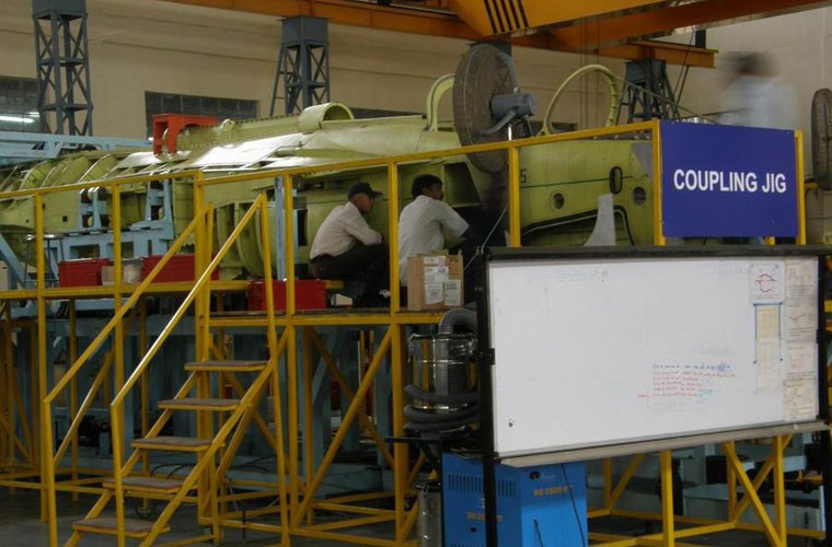 Tejas là thiết kế máy bay chiến đấu nội địa được phát triển bởi Hindustan Aeronautics Limited (HAL) nhằm thay thế vai trò tiêm kích MiG-21 già nua. Dù được khởi động từ những năm 80 nhưng mãi tới năm 2001, Tejas mới cất cánh lần đầu tiên.