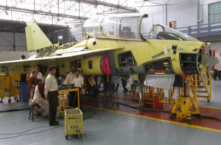 Trang phục của các nhân viên lắp ráp dường như cũng không phù hợp lắm trong phân xưởng chế tạo, lộ rõ vẻ thiếu chuyên nghiệp, luộm thuộm.