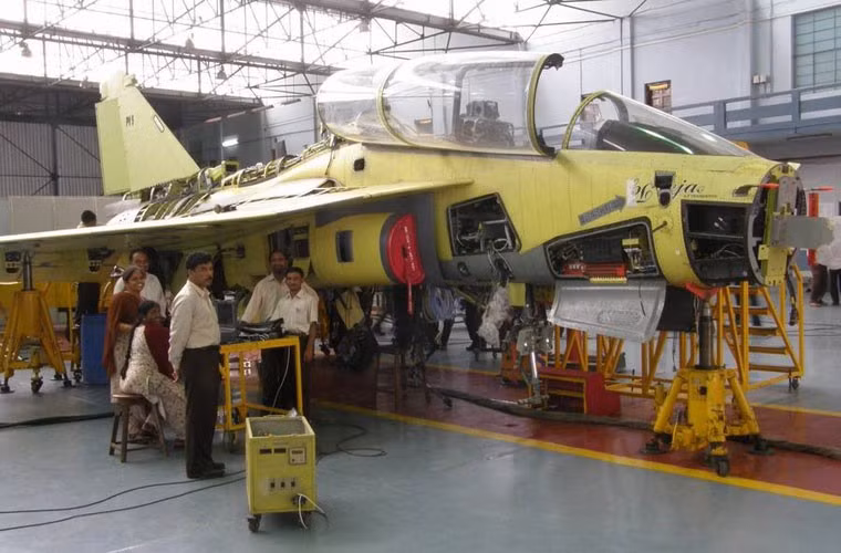 Trang phục của các nhân viên lắp ráp dường như cũng không phù hợp lắm trong phân xưởng chế tạo, lộ rõ vẻ thiếu chuyên nghiệp, luộm thuộm.