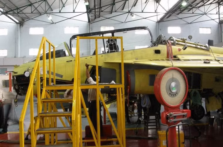 Cận cảnh một chiếc Tejas loại hai chỗ ngồi dùng để huấn luyện.