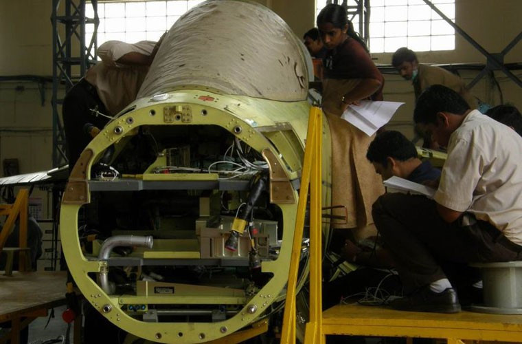 Chi tiết phần đầu của một máy bay Tejas.