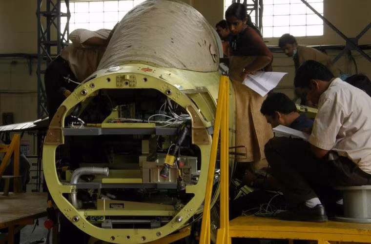 Chi tiết phần đầu của một máy bay Tejas.