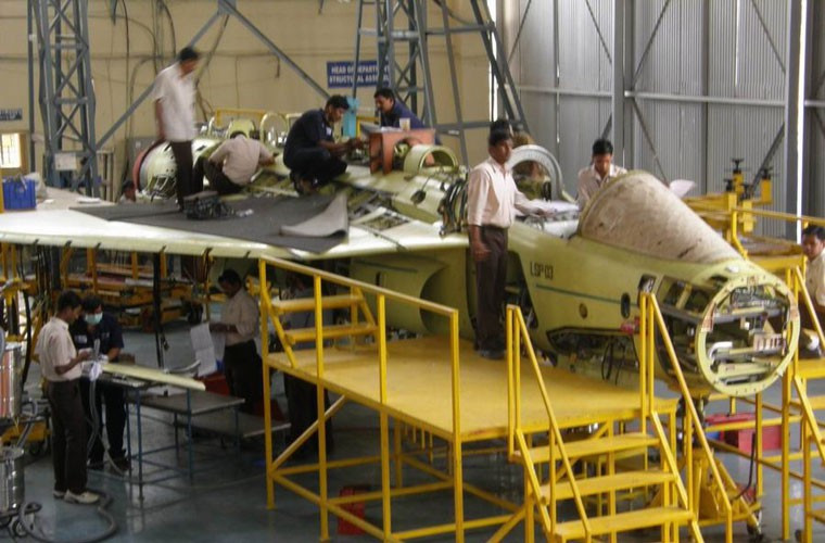 Bay lần đầu năm 2001 nhưng 2015 vẫn chưa phục vụ cho thấy vấn đề lớn với chương trình phát triển máy bay Tejas dành cho Không quân – Hải quân Ấn Độ. Đó là một sự bất bình thường vì thông thường trên thế giới, kể từ khi cất cánh thử nghiệm tới khi biên chế chính thức chỉ từ 5-6 năm.