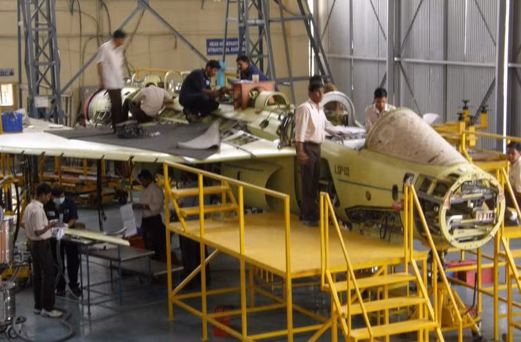 Bay lần đầu năm 2001 nhưng 2015 vẫn chưa phục vụ cho thấy vấn đề lớn với chương trình phát triển máy bay Tejas dành cho Không quân – Hải quân Ấn Độ. Đó là một sự bất bình thường vì thông thường trên thế giới, kể từ khi cất cánh thử nghiệm tới khi biên chế chính thức chỉ từ 5-6 năm.