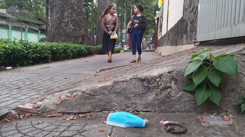 Để phòng chống virus corona, khẩu trang y tế được xem là một trong những giải pháp quan trọng. Tuy nhiên, ý thức của nhiều người dân mỗi khi dùng xong, vứt thẳng xuống đường khiến rất mất vệ sinh, mất mỹ quan đô thị. Hình ảnh khẩu trang qua sử dụng vứt bỏ trên đường Nguyễn Bỉnh Khiêm