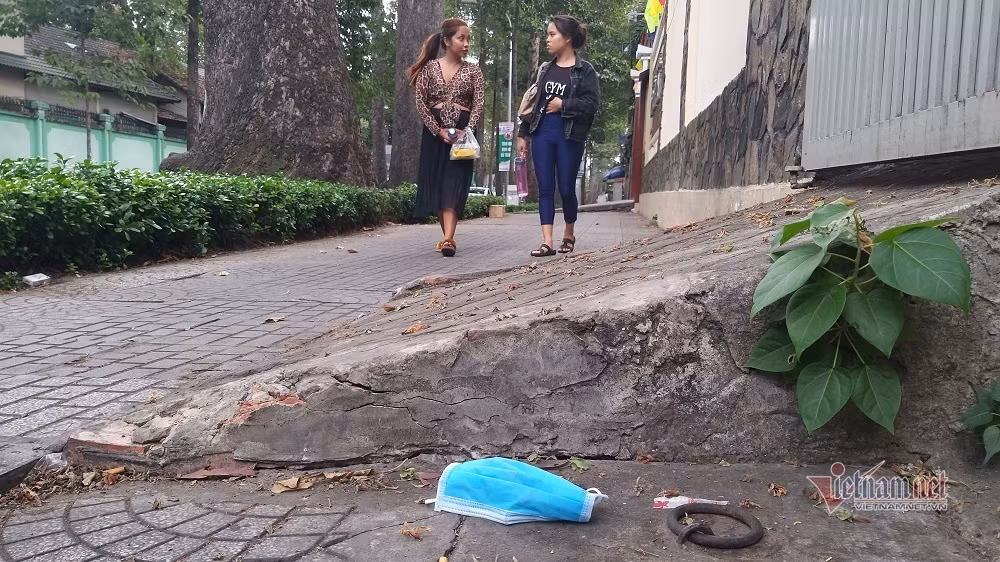 Để phòng chống virus corona, khẩu trang y tế được xem là một trong những giải pháp quan trọng. Tuy nhiên, ý thức của nhiều người dân mỗi khi dùng xong, vứt thẳng xuống đường khiến rất mất vệ sinh, mất mỹ quan đô thị. Hình ảnh khẩu trang qua sử dụng vứt bỏ trên đường Nguyễn Bỉnh Khiêm
