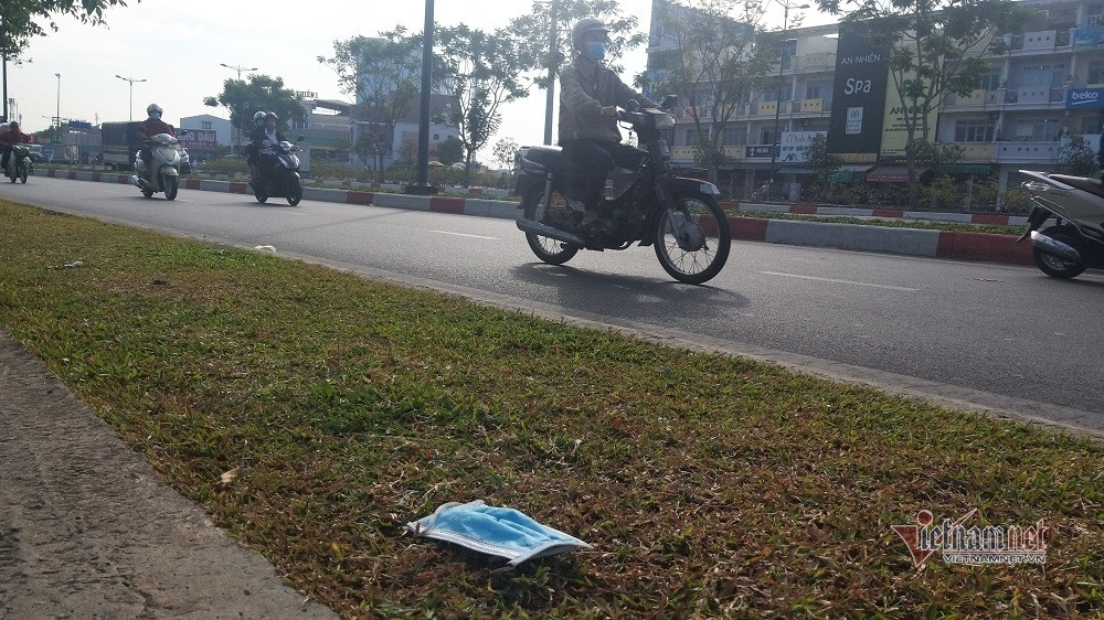 Đường Phạm Văn Đồng, khẩu trang theo gió bay lên bãi cỏ