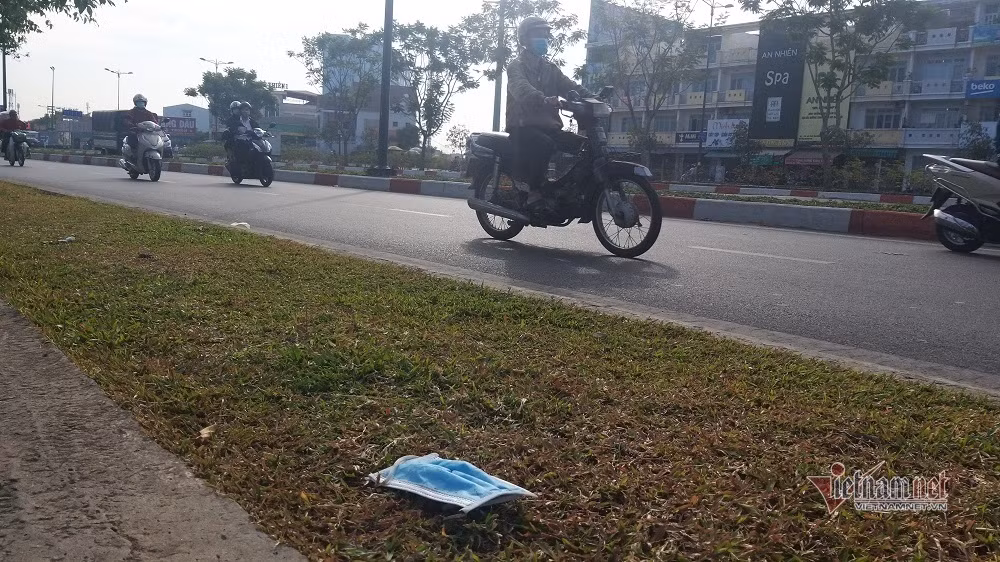 Đường Phạm Văn Đồng, khẩu trang theo gió bay lên bãi cỏ