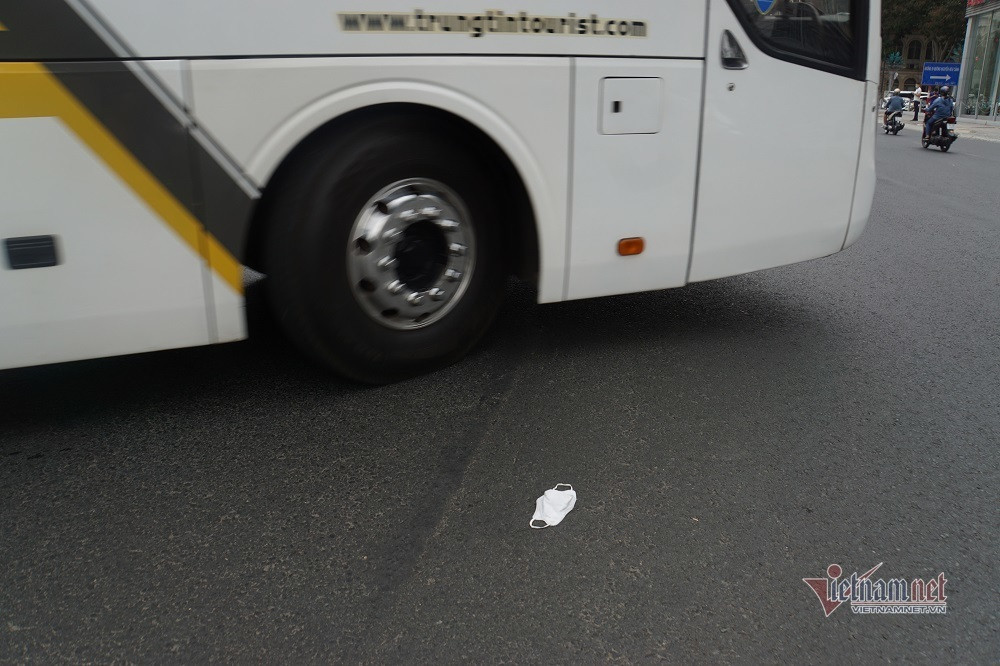 Theo người dân, đa phần khẩu trang bị vứt trên đường là từ phía người điều khiển phương tiện giao thông. Ngoài ra, nhiều bịch nilon chứa rác sinh hoạt được để trên vỉa hè cũng là nơi vứt khẩu trang, gặp gió thổi khiến rác và khẩu trang bay tung trên đường. Hình ảnh chiếc khẩu trang nằm trên đường Tôn Đức Thắng.