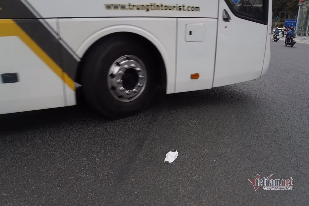 Theo người dân, đa phần khẩu trang bị vứt trên đường là từ phía người điều khiển phương tiện giao thông. Ngoài ra, nhiều bịch nilon chứa rác sinh hoạt được để trên vỉa hè cũng là nơi vứt khẩu trang, gặp gió thổi khiến rác và khẩu trang bay tung trên đường. Hình ảnh chiếc khẩu trang nằm trên đường Tôn Đức Thắng.