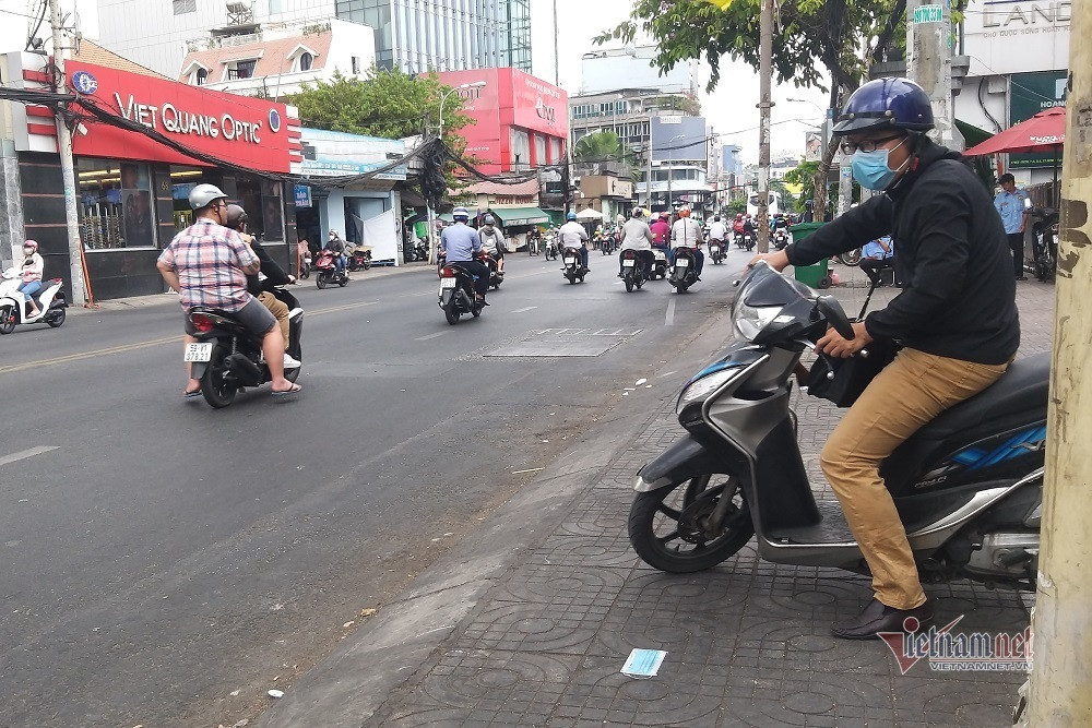 Đường Cách Mạng Tháng 8 cũng xuất hiện khẩu trang đã qua sử dụng nằm chỏng chơ trên vỉa hè. Hàng ngày, những công nhân môi trường phải đi gom từng chiếc khẩu trang bay tứ tung trên đường, vỉa hè.