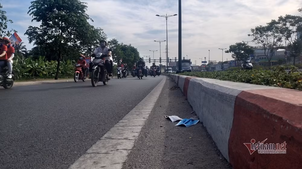 Theo các chuyên gia, khẩu trang y tế được quy định chỉ dùng một lần rồi vứt vào thùng rác an toàn, có nắp đậy để tránh lây nhiễm các loại bệnh. Trong khẩu trang khi đó chứa nhiều vi khuẩn, nấm từ người bệnh ho hoặc hắt hơi, dễ phát tán ra môi trường và xâm nhập vào người xung quanh