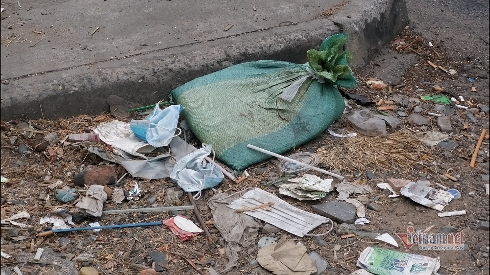 Ngoài rác, những chiếc khẩu trang cũng được vứt bừa bãi nơi vỉa hè gần khu vực cầu Bình Triệu