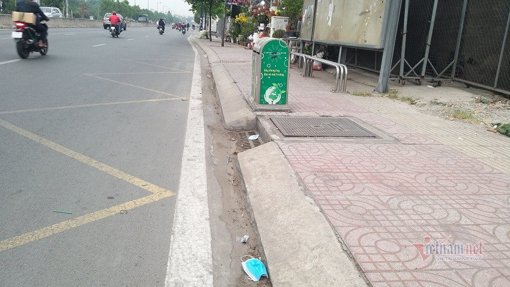 Phía trước có thùng rác nhưng người dân không vứt, mà mặc nhiên quăng xuống đường