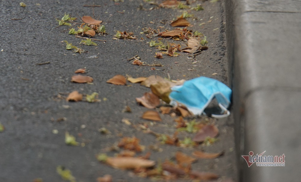 Không khó để thấy những chiếc khẩu trang y tế qua sử dụng quăng trên phố. Dọc đường Phạm Văn Đồng, Điện Biên Phủ, đại lộ Võ Văn Kiệt, chân cầu Bình Triệu… khẩu trang y tế bị vứt bỏ từ vỉa hè đến lòng đường, nhiều đống rác tự phát chứa đầy khẩu trang rất nhếch nhác.