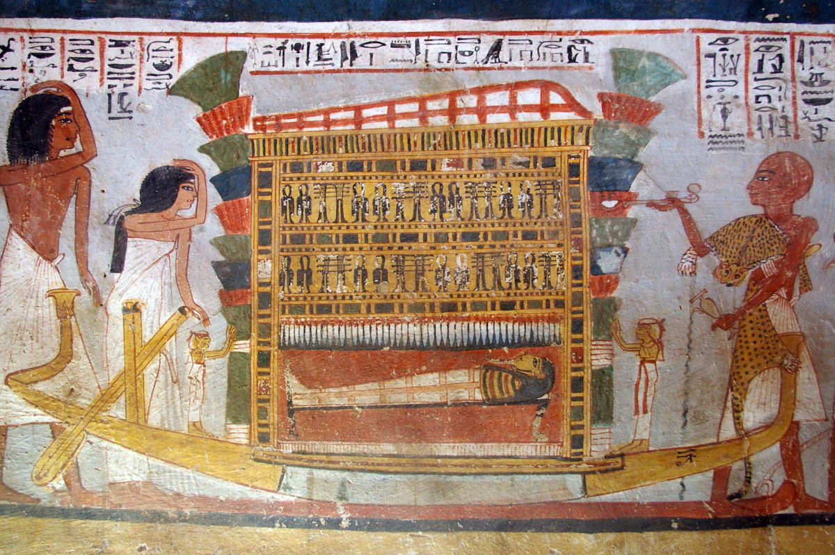 Bên cạnh các bộ hài cốt, giới khảo cổ còn khai quật được nhiều hiện vật cổ giá trị như đồ gốm thủ công, đồ dùng bằng đá, bùa hộ mệnh và một số món đồ trang trí làm từ đá quý hoặc vàng.