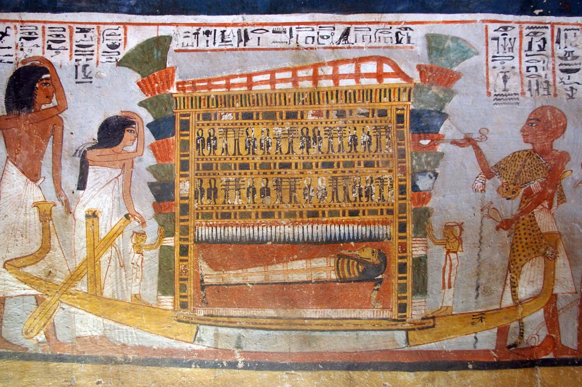 Bên cạnh các bộ hài cốt, giới khảo cổ còn khai quật được nhiều hiện vật cổ giá trị như đồ gốm thủ công, đồ dùng bằng đá, bùa hộ mệnh và một số món đồ trang trí làm từ đá quý hoặc vàng.