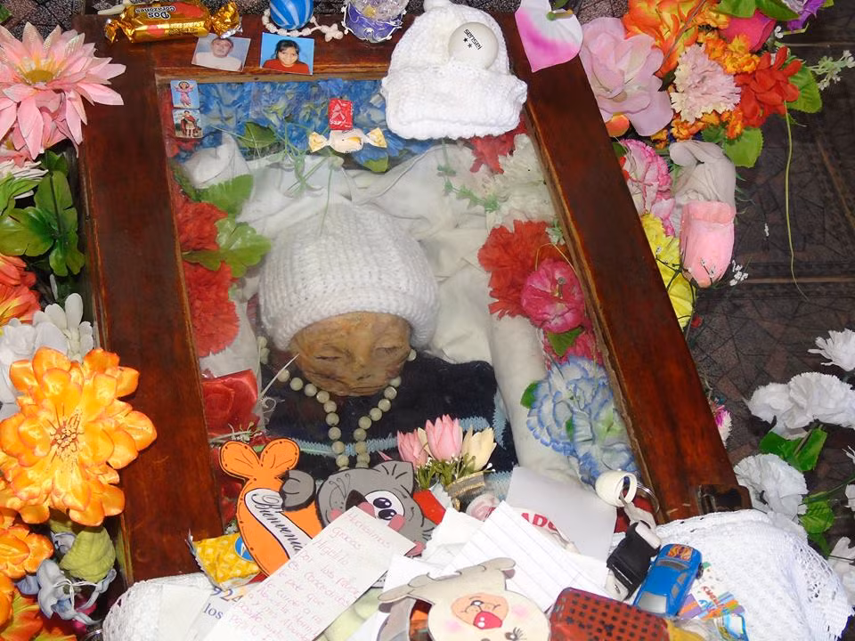 Ngay cả khi người ta đặt một số vật nặng như hòn đá lên nắp quan tài của Miguel thì hôm sau chuyện kỳ lạ như trên lại xảy ra.