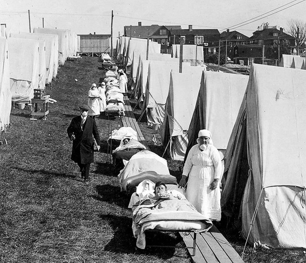 Vì vậy, nhiều nghĩa trang thiếu hụt người đào mộ. Trong bối cảnh đó, thân nhân nhiều gia đình có người tử vong vì đại dịch cúm Tây Ban Nha tự đào mộ để chôn cất người thân đã mất.