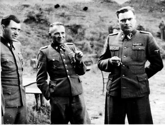 Mengele vạch lên tường trại tập trung 1 vạch cách mặt đất từ 150 - 156 cm. Những đứa trẻ vượt qua vạch này được giữ lại. Trong khi đó, những đứa trẻ không đạt chiều cao trên được đưa đến căn phòng khác. Khi ấy, căn phòng sẽ được bơm đầy hơi độc khiến lũ trẻ chết dần dần.