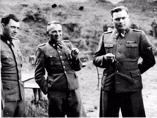 Mengele vạch lên tường trại tập trung 1 vạch cách mặt đất từ 150 - 156 cm. Những đứa trẻ vượt qua vạch này được giữ lại. Trong khi đó, những đứa trẻ không đạt chiều cao trên được đưa đến căn phòng khác. Khi ấy, căn phòng sẽ được bơm đầy hơi độc khiến lũ trẻ chết dần dần.