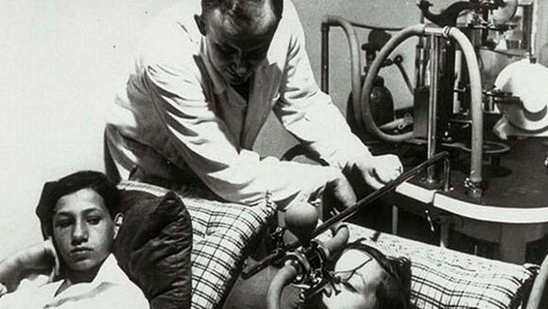 Kế đến, những đứa trẻ đạt chiều cao mà Mengele đặt ra sẽ bước vào thí nghiệm hết sức rùng rợn. Bác sĩ "tử thần" Josef Mengele thích thú khi thí nghiệm trên các cặp song sinh để thử nghiệm tính di truyền trên cơ thể của họ cũng như tìm ra cách phân biệt được họ.