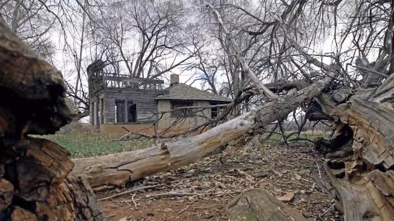 Một trong những vùng đất bí ẩn nhất hành tinh khiến dư luận quan tâm là trang trại Skinwalker ở bang Utah, Mỹ. Nơi đây gây xôn xao dư luận với hàng nghìn vụ nhìn thấy UFO cũng như xuất hiện nhiều hiện tượng kỳ bí.