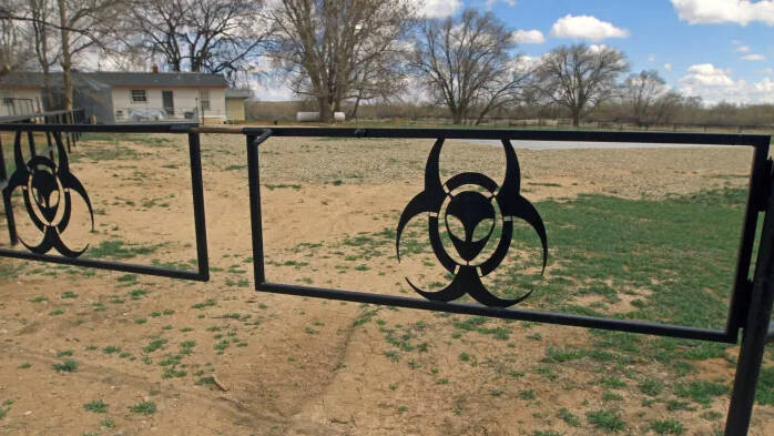 Trong số này có việc, các thành viên trong gia đình Sherman nhìn thấy những vòng tròn bí ẩn nghi là UFO xuất hiện trên nền đất tại trang trại.