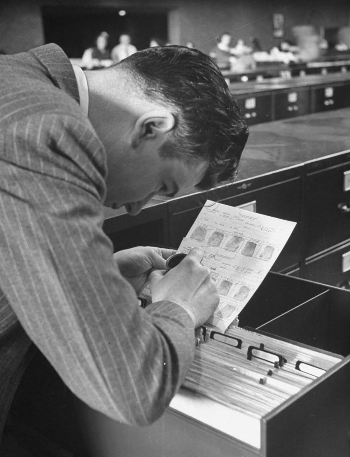 Vì vậy, các nhân viên thường phải kiểm tra rất kỹ hàng chục ngàn tập tài liệu.