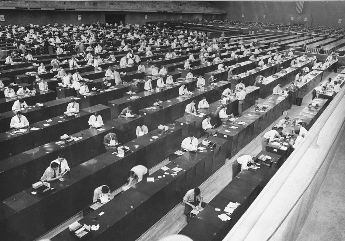 Năm 1942, mỗi tháng, FBI bổ sung khoảng 400.000 tập tài liệu về dấu vân tay của các công dân sống ở Mỹ.