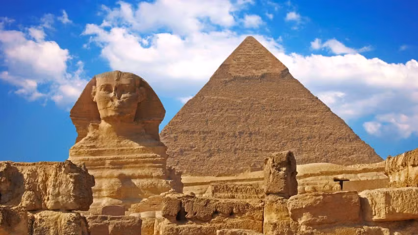 Thú vị hơn, nhà khảo cổ học Lehner phát hiện khi một người đứng gần tượng Nhân sư vào ngày Hạ chí thì Mặt trời sẽ nằm giữa bóng của hai kim tự tháp Khafre và Khufu.