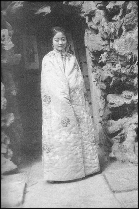 Cũng vì điều này mà hoàng hậu Uyển Dung bắt đầu có sở thích khỏa thân để khỏa lấp sự trống trải, cô đơn. Theo một số tài liệu, hoàng hậu Uyển Dung thường để cho các cung nữ hầu hạ khi tắm giống như một đứa trẻ.