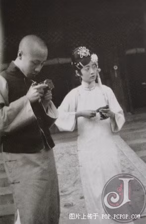 Lâu dần, hoàng hậu Uyển Dung rơi vào cảnh nghiện thuốc phiện và dan díu với người đàn ông khác. Hoàng hậu Uyển Dung được cho là mang thai và sinh con cho người tình bí mật. Sự việc bị hoàng đế Phổ Nghi phát hiện nên đã giết đứa trẻ.