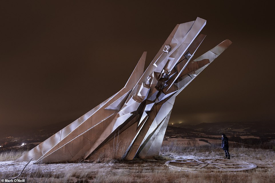 Đài tưởng niệm những người lính ngã xuống trong cuộc chiến ở Serbia mang hình dáng đặc biệt khiến nhiều người cứ ngỡ do người ngoài hành tinh tạo ra.