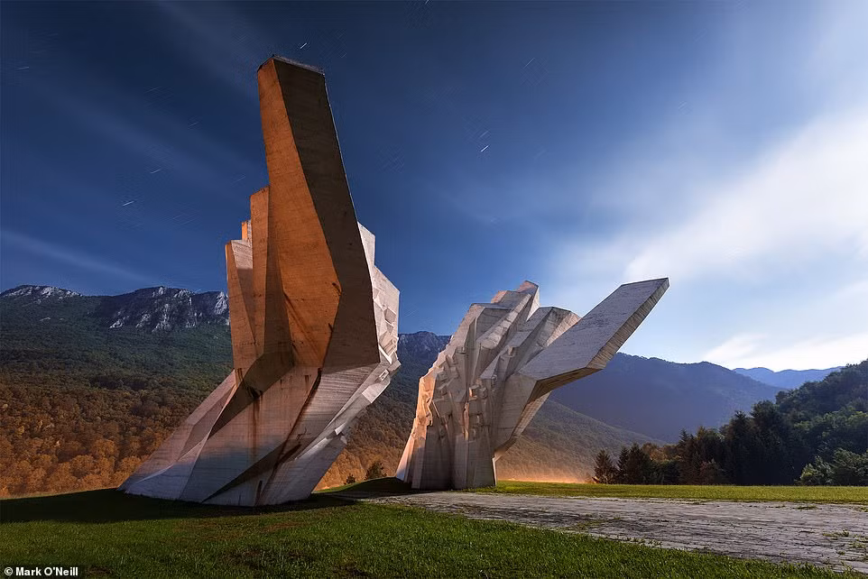 Tượng đài Tjentište ở Bosnia được xây dựng để kỷ niệm trận chiến Sutjeska diễn ra năm 1943 giữa phát xít Đức với lực lượng Partisan.