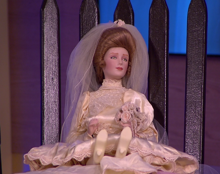 Sang đến hôm sau, bà Merrick xuống kiểm tra thì phát hiện con búp bê mặc trang phục cô dâu mất chiếc vòng cổ. Không ai tìm thấy món đồ trên của con búp bê ở đâu.