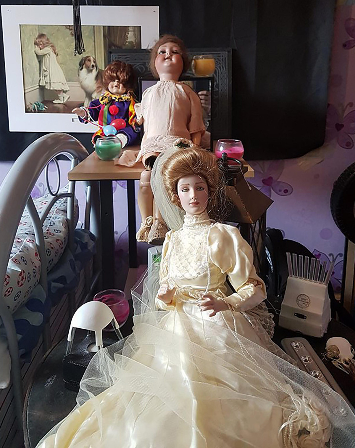 Rùng rợn hơn, bà Merrick nghe thấy tiếng bước chân trên sàn gỗ trên nhà. Lúc đầu, bà tưởng đó là tiếng bước chân của con gái.