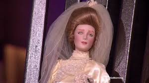 Thế nhưng, khi đi lên kiểm tra thì bà Merrick thấy con gái đang ngủ. Vì vậy, bà không biết tiếng bước chân mà mình nghe thấy đến từ đâu.