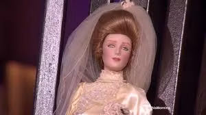 Thế nhưng, khi đi lên kiểm tra thì bà Merrick thấy con gái đang ngủ. Vì vậy, bà không biết tiếng bước chân mà mình nghe thấy đến từ đâu.